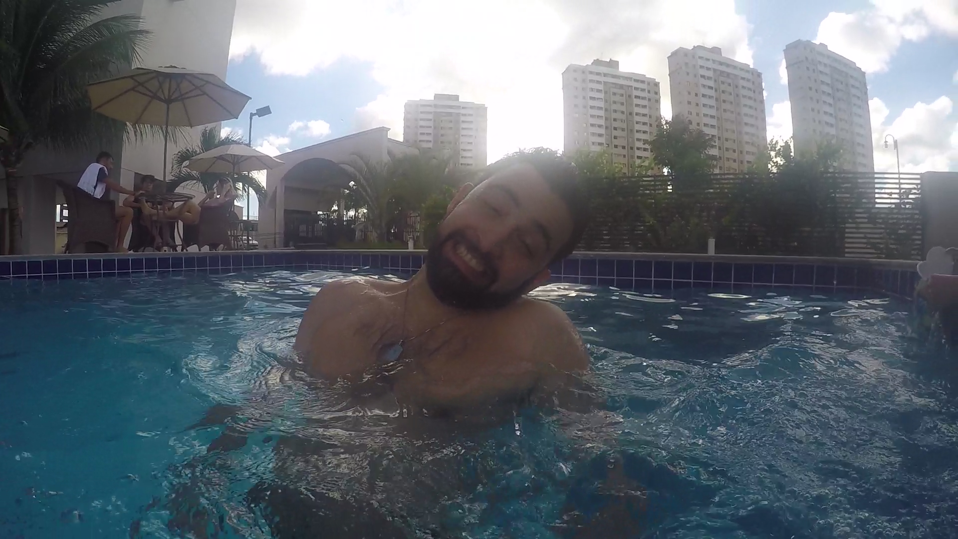 http://videos.introcdc.com/Canal/Vlogs/Luciano/Piscina uooou/GOPR4635.00_04_14_45.Quadro005.png